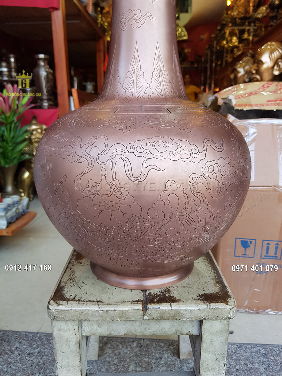 Họa tiết hoa văn tr&ecirc;n th&acirc;n lọ hoa đều được chạm khắc v&ocirc; c&ugrave;ng tỉ mỉ v&agrave; sắc n&eacute;t